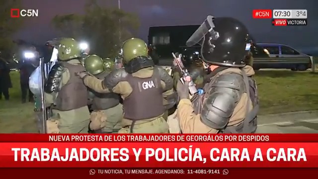 🚔 Trabajadores y policía, cara a cara ⭕ Nueva protesta de los trabajadores de Georgalos por despidos 📲En vivo por #C5N y en