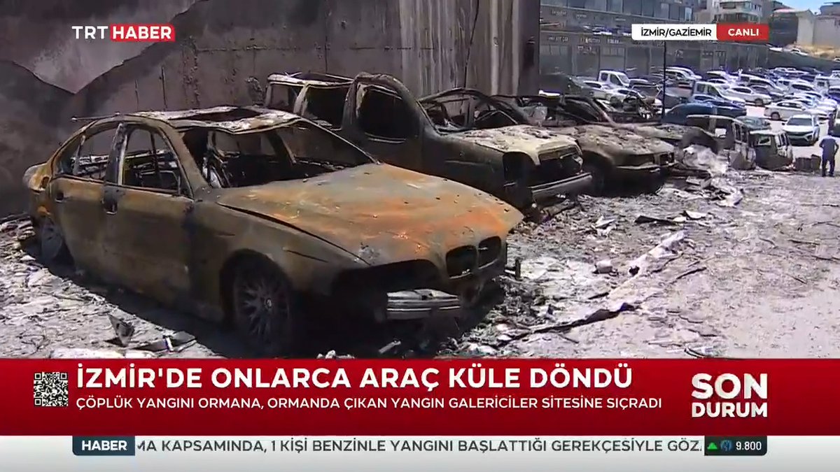 İzmir Gaziemir’de çıkan yangında Galericiler Sitesi’nde bulunan onlarca araç küle döndü.