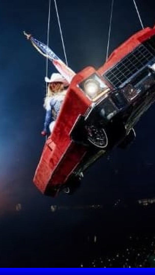 La voiture suspendue de Beyoncé proche de la chute en plein concert