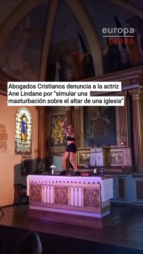 Abogados Cristianos denuncia a la actriz Ane Lindane por "simular una masturbación sobre el altar de una iglesia" del País Vasco francés: "Es un claro ejemplo de lo que va a ocurrir si se despenaliza el delito contra los sentimientos religiosos"