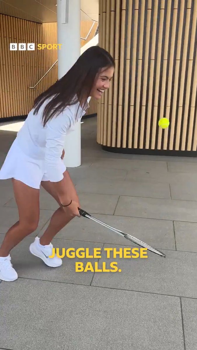 🔊 "Emma Raducanu is on her way to the media theatre…" Emma: "No she's not, she's trying to juggle these balls!" 🎾😂 #Wimbledon