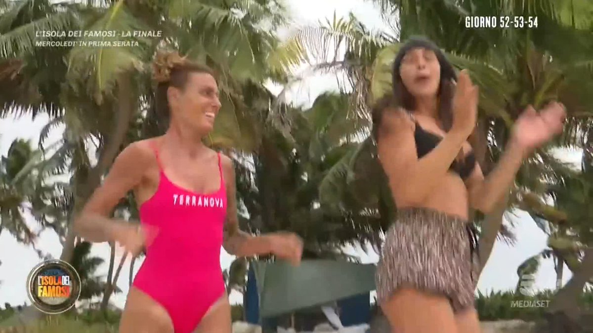 Cristina e Teresanna si divertono facendo i balli di gruppo e Omar: "Ho cambiato il mio momento più brutto sull'#Isola. È questo!" 😂😂😂