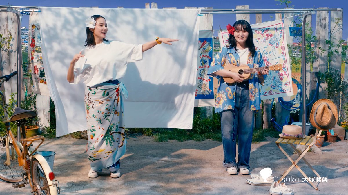 ＼夏が来た！ ポカリ、のまなきゃ。 ／ 平井 大さんの"Slow &amp; Easy"のメロディーにのせてハワイ気分の母と娘🏝☀ いつもの庭でも、ハワイでも、ポカリでしっかりカラダをうるおして楽しい夏をお過ごしください☀