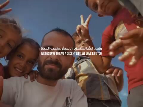 هذه الصورة المليئة بالحياة التقطها الصحفي إسماعيل أبو حطب بنفسه، قبل أن يرتقي شهيدًا في مجزرة الكافتيريا. نعم، كما قرأت… مجزرة في كافتيريا! لا شيء غريب في غزة، فكل زاوية فيها تصلح أن تكون مسرحًا للموت. في قلب الإبادة، ترك لنا محمود مشهدًا مختلفًا… صورة تنبض بالحياة، تُدخل بعض الفرح إلى قلوب أنهكها الحزن.