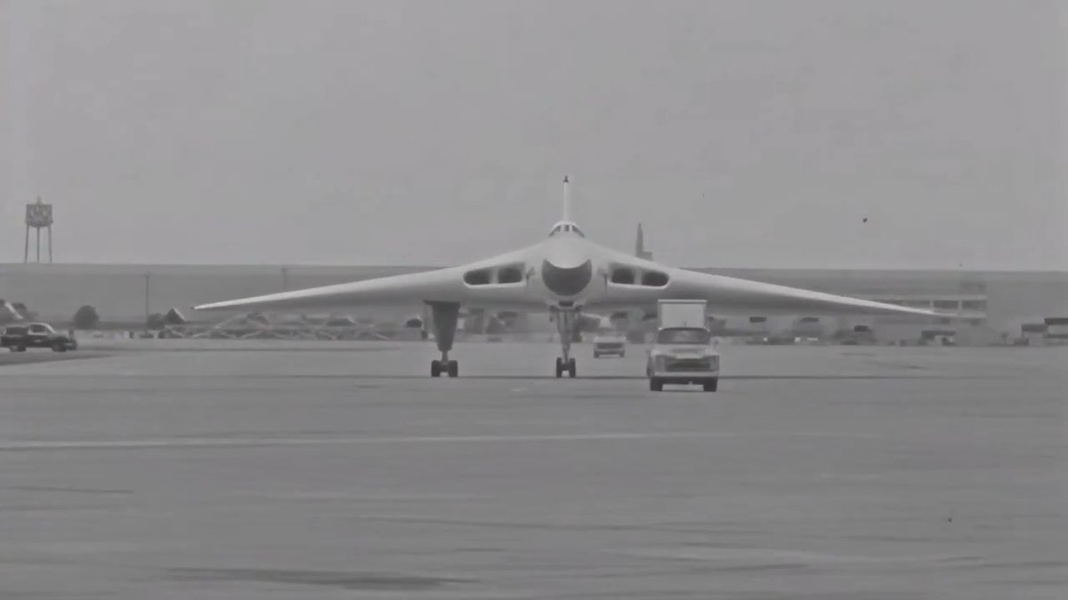Some beautiful footage upscaled of Avro Vulcan XA902 making an appearance at Carswell AFB on Oct 29th, 1957 as the base prepared for the annual SAC world series of bombing, navigation, and reconnaissance. The Vulcan is on my top 5 list of beautiful aircraft for sure.🤘😎