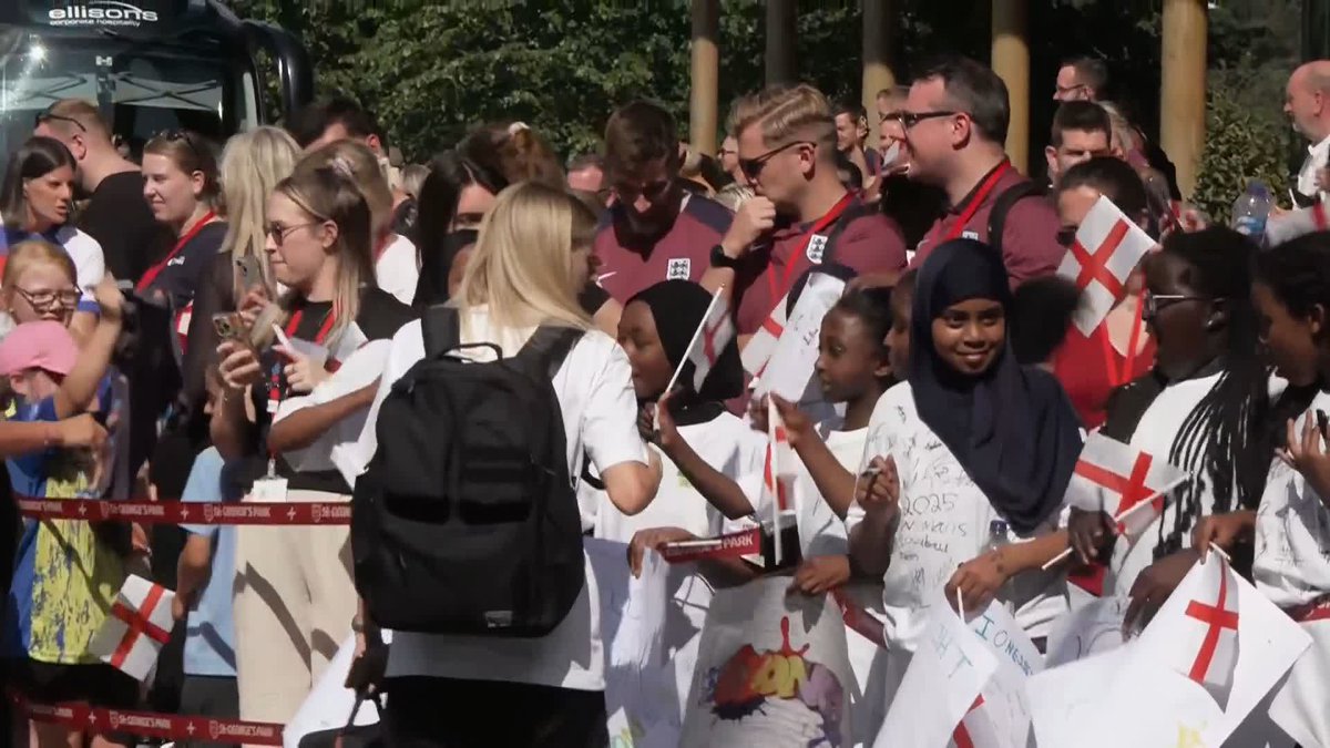 The Lionesses received a heartfelt send-off as they boarded the coach to begin their journey to Switzerland for Euro 2025 ✈️