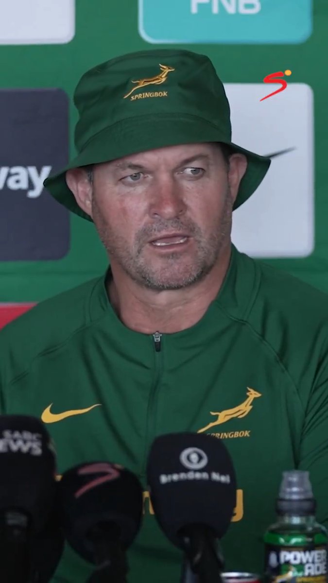 😂 "He's bigger than some of our flankers. He's definitely bigger than Kwagga... but anyway!" Coach Daan Human on Andre Esterhuizen playing flank and the hybrid role 💪