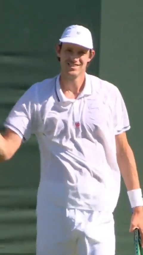 ¡🇨🇱 Nico Jarry se anotó una de las sorpresas de la jornada! 🤯 ▶️ Mirá nuestros partidos de #Wimbledon en #DisneyPlus.