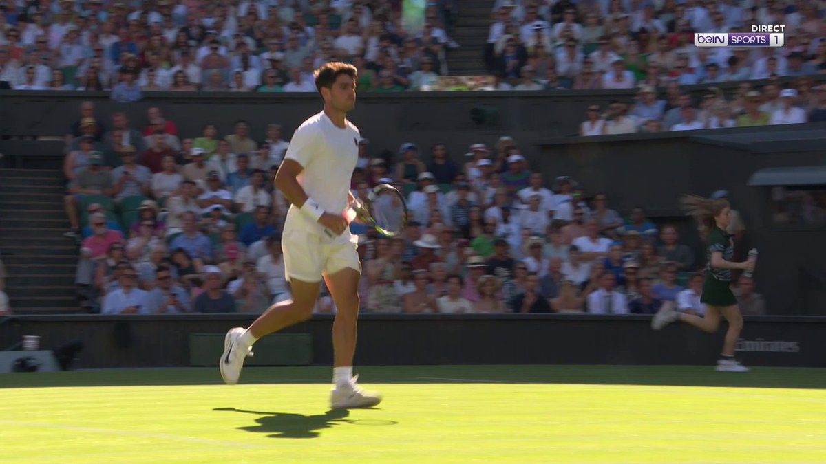 🏆🎾 #Wimbledon 🇪🇸👏 La grande classe de Carlos Alcaraz ! 🥵 Quand un spectateur fait un malaise dans les tribunes, l'Espagnol s'empresse d'apporter de l'eau pour aider 🙏 #action #TennisExtra