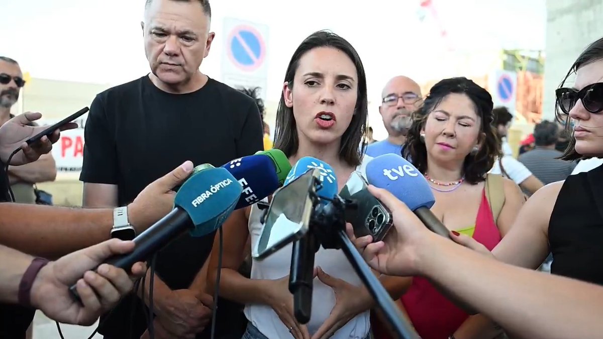 "La gente está descubriendo, una vez más, que el bipartidismo es corrupción. El caso PSOE revela cómo funciona el poder bipartidista y monárquico en España, un poder corrupto donde empresas se compran a políticos pero también al jefe de la UCO y a Villarejo". 🎥 Irene Montero