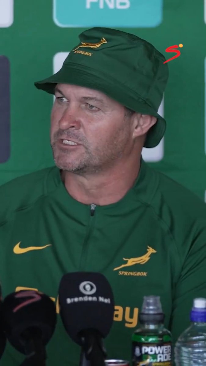😅 "I'm thinking only about scrums most of the times. And the farm in my off time when I'm not with the Boks." Listening to coach Daan is always interesting! He was asked about the sessions with the players on his farm 🧑‍🌾