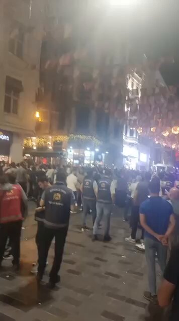 İyi seyirler Polis arkadaşlar! Gücünüz hak hukuk adalet diye bağıran gençlere yeter sizin!