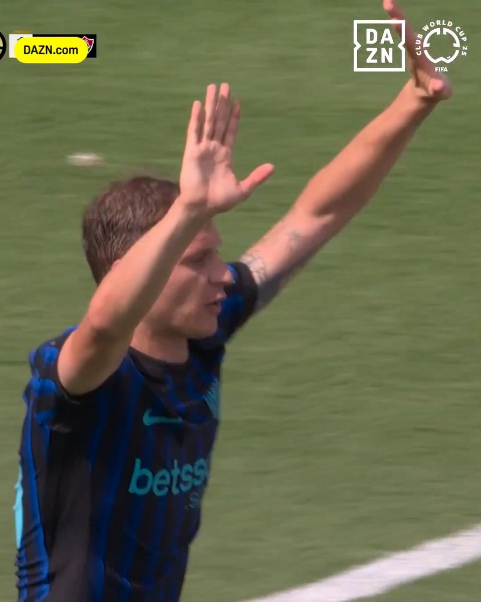 Barella protesta 🤬🙋‍♂️ Chiedeva un rigore per fallo di mano in area di rigore 👋🏻 Guarda #InterFluminense alla #FIFACWC, LIVE e GRATUITAMENTE ora su #DAZN!