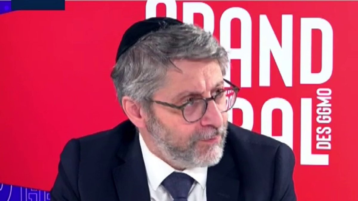 La victimisation d'un côté et l'inhumanité de l'autre. En tant que juive, je n'éprouve qu'un mépris profond pour ce grand rabbin de France de pacotille qui est un être spirituellement et moralement corrompu.