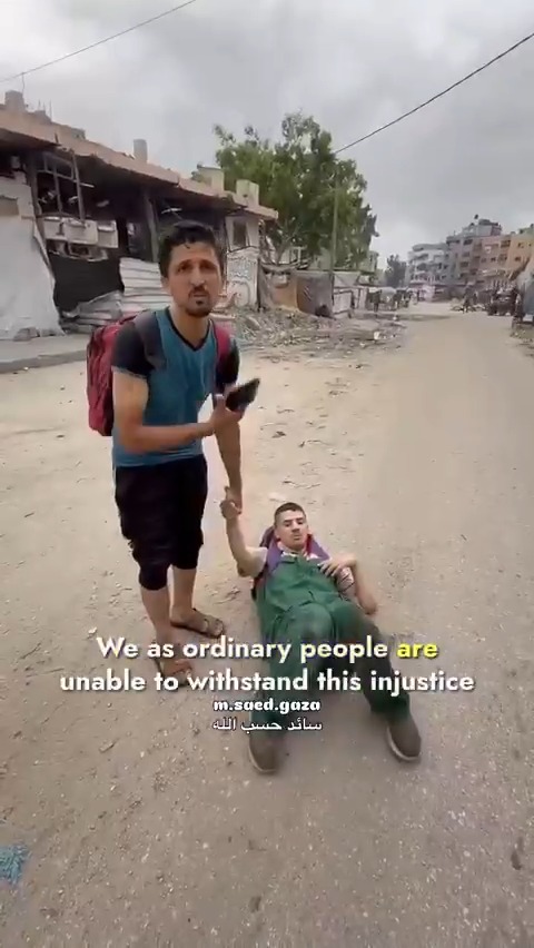 شاب يخاطر بحياته لإنقاذ شقيقه من ذوي الاحتياجات الخاصة بعد قصف الاحتلال منزلهم والمنازل المحيطة بهم في حي التفاح بمدينة غزة