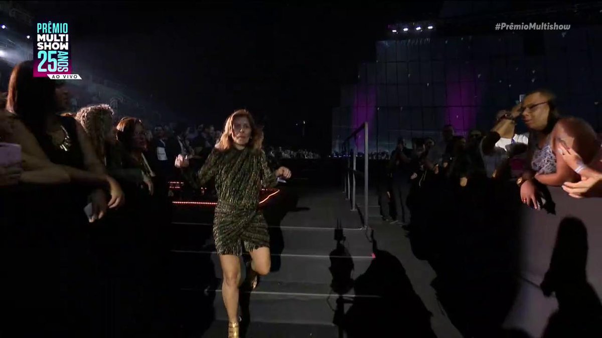 Mãe da Anitta tão elegante e educada né? Além de tudo não se mete em uma confusão se quer, deveria ser exemplo
