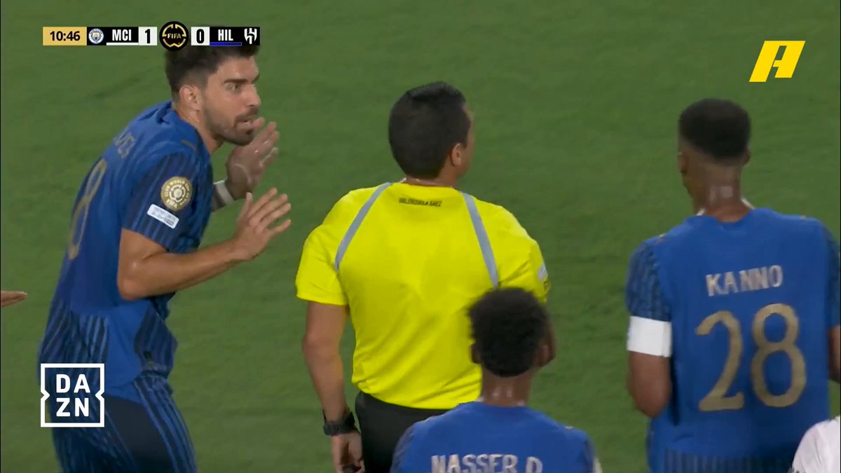 غضب شديد من لاعبين الهلال بعد لقطة الهدف.