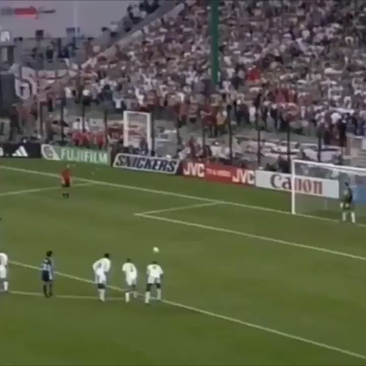 June 30, 1998: Argentina 🇦🇷 beats England 🏴󠁧󠁢󠁥󠁮󠁧󠁿 on penalties in R16 of the #WorldCup which included: -18yo Michael Owen’s incredible goal -David Beckham getting sent off -A masterful Argentina goal off a free kick, &amp; -A curious disallowed Sol Campbell goal