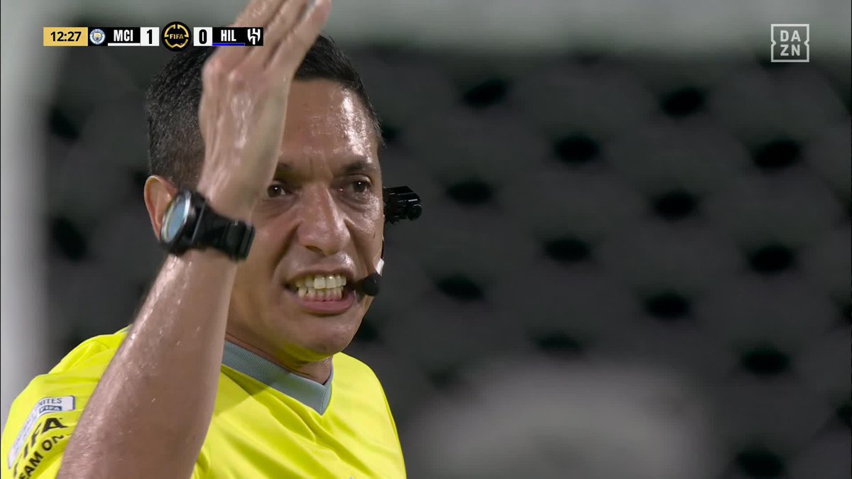 ¡Qué crack Jesús! 👏 Enorme partido del árbitro venezolano Jesús Valenzuela 🇻🇪 en el mejor juego del #MundialDeClubes 🌍⚽ Admirable su evolución y progreso en el arbitraje. 🔝Hoy por hoy, el mejor árbitro de CONMEBOL.com , sin dudas 🟨🟥