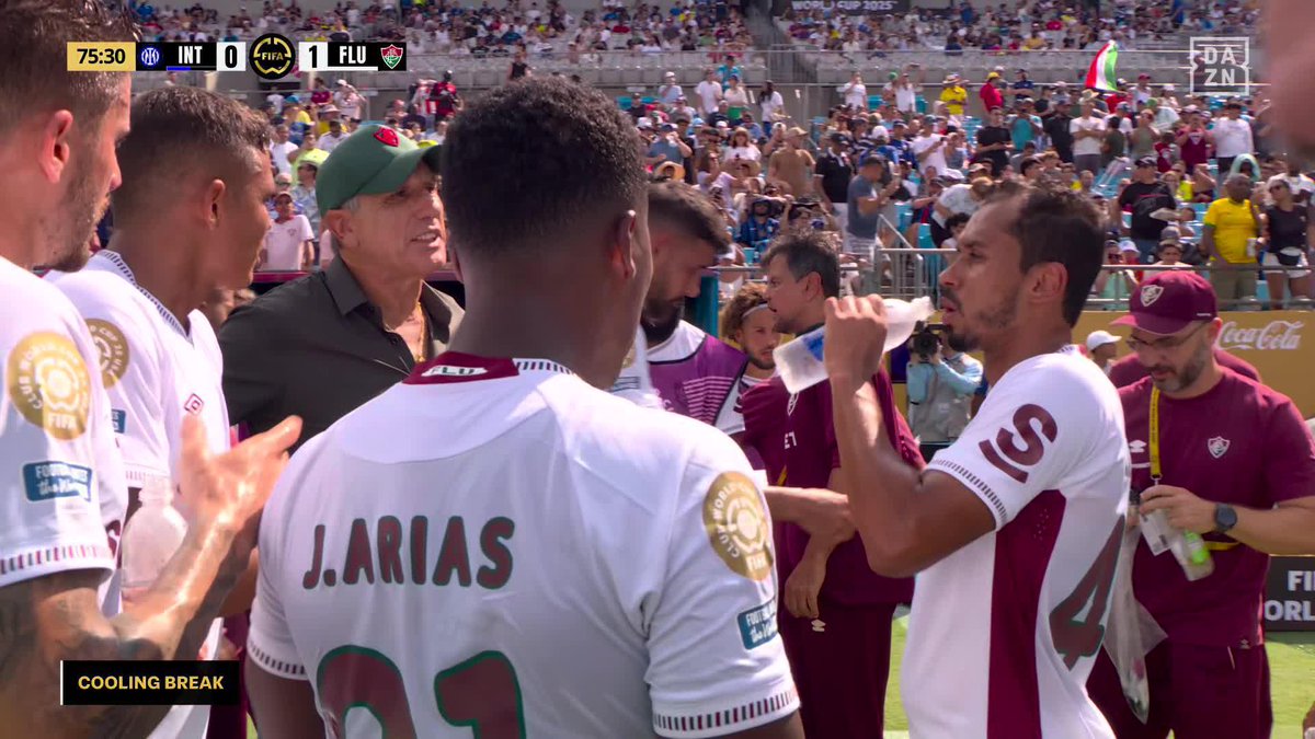 Brutal lo que sucede aquí a partir del 00:19. Thiago Silva toma el mando, le sugiere a Renato Gaúcho "vamos a jugar 5-4-1 con Arias delante y Everaldo a un lado". Pregunta Renato quién se coloca en la izquierda y Lima se ofrece. Fútbol en estado puro.