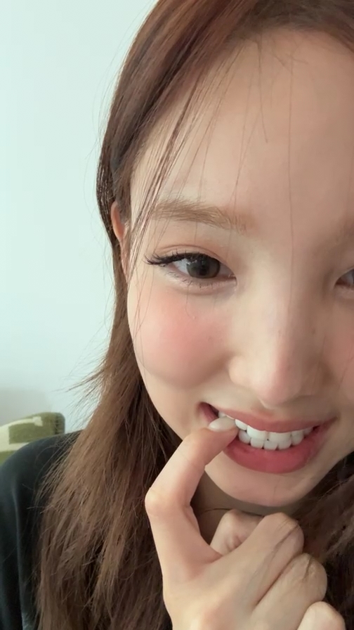 NAYEON'S ONE MINUTE IG LIVE BEFORE SHE GOT SHY AND TURNED IT OFF 😭