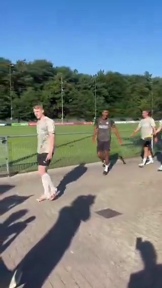 🌡️ Vanwege de hitte een vroege training voor PSV vandaag, Luuk de Jong afwezig 👀