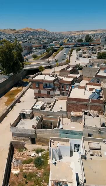 Varan-20 Zeynel Abidin Beyazgül Şanlıurfa’ya Neler mi Yaptı? Şanlıurfa’nın Çehresini Değiştiren Hizmet: Zeynel Abidin Beyazgül’e Teşekkürler Geçmiş dönem Şanlıurfa Büyükşehir Belediye Başkanı Zeynel Abidin Beyazgül, Karakoyun Mahallesi’nde gerçekleştirdiği kararlı kamulaştırma ve yıkım çalışmalarıyla şehrin geleceğine önemli bir vizyon kazandırdı. 380 yapının kamulaştırılarak yıkılması, hem bölgedeki çarpık kentleşmenin önüne geçti hem de kentin modernleşme yolculuğunda büyük bir adım oldu. Beyazgül’ün cesur ve kararlı yönetimi, halkın refahını ve yaşam kalitesini önceleyen bir anlayışla birleşerek Karakoyun Mahallesi’ni daha yaşanabilir bir hale getirdi. Bu tarihi dönüşüm, sadece bugünü değil, yarınları da inşa etme iradesinin açık bir göstergesi oldu. Şanlıurfa’nın dönüşümüne öncülük eden Zeynel Abidin Beyazgül’e minnettarız. Şehircilik vizyonunuz, halkımızın hafızasında kalıcı bir iz bıraktı. #şanlıurfa #urfa #urfahaber #sanlıurfa Mehmet Ali KURT Ahmet Büyükgümüş Zeynel Abidin BEYAZGÜL AK PARTİ ŞANLIURFA AK Parti CEVAHİR ASUMAN YAZMACI Av.İbrahim EYYÜPOĞLU Cevdet Yılmaz Bekir Bozdağ M.İlhami GÜNBEGİ Mehmet CANPOLAT 🇹🇷 Mehmet Kuş 🇹🇷 Recep Tayyip Erdoğan Hikmet Başak Abdullah Beyazgül