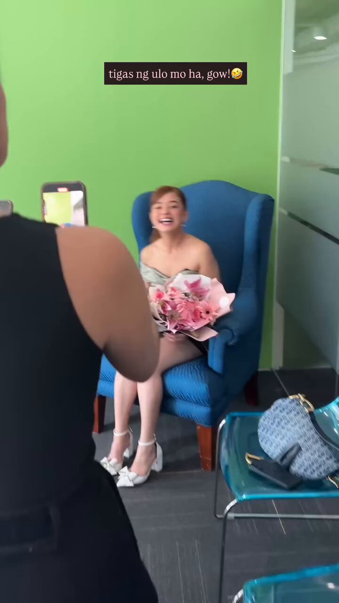 “Album! Album! Album!” “Paano ‘yun? Sample Biancs.” HAHAHAHAHAHA ANG KULET NG BIANKIKAY NA YAN 😂