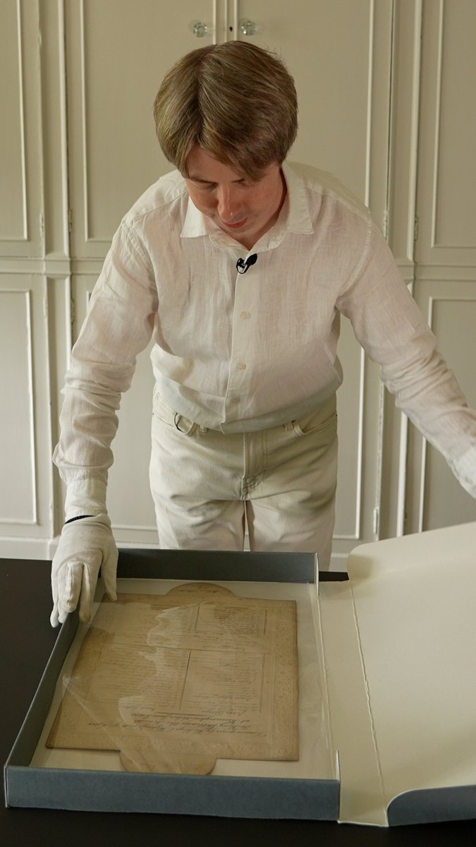 What's on the menu? 🍴 This rare surviving menu was used at a dinner held at Kensington Palace 195 years ago... The menu has recently entered our collection as a new acquisition, and offers a fascinating peep behind Kensington’s kitchen door 👨🍳