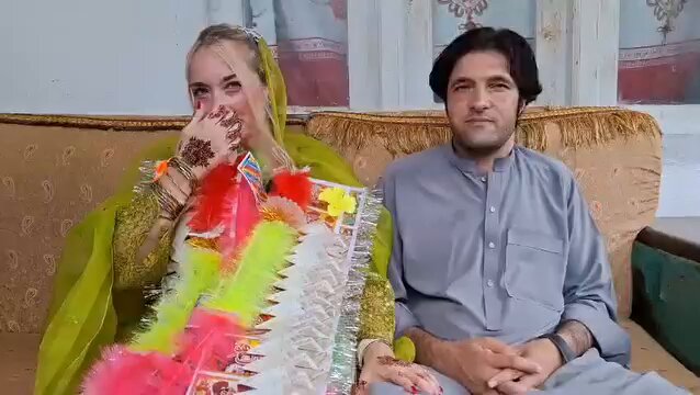 امریکن لڑکی نے اسلام قبول کرنے کے بعد دیر کے ساجد سے نکاح کرلیا۔ نکاح کے بعد میڈیا سے گفتگو ۔ انتہائی خوش و خرم نظر آرہی ہے۔