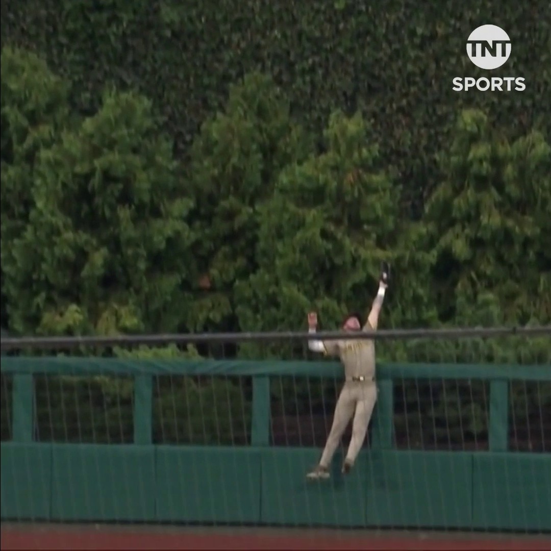 An insane catch from San Diego Padres' Jackson Merrill 😍 Robbing the Phillies of a three-run homer ⛔️