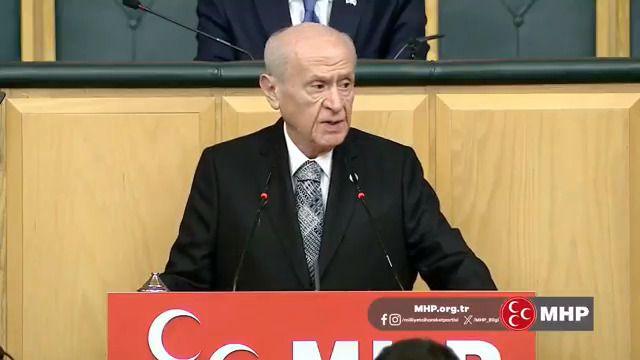 Yabancı benzerlerini aratmayacak ilkellikte yayın yapan sözde mizah dergisinde Efendimiz Resulullah’a yapılan iğrenç saldırıyı nefretle lanetliyor, İslamofobi tehdidinin ülke içine kadar sızmasına karşı siyasi, stratejik ve hukuki bir eylem planı hazırlanmasını önemli görüyorum.
