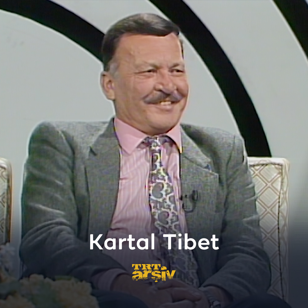 “Çocukluğumuz, hayallerimiz hep sinema ile geçiyordu.” Türk sinemasının unutulmaz karakterlerine can veren oyuncu ve yönetmen #KartalTibet, 4 yıl önce aramızdan ayrıldı. 🎞️