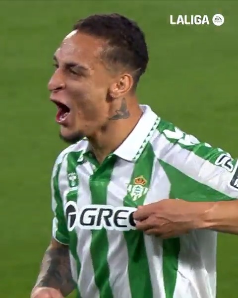 💚✨🤍 𝐀𝐍𝐓𝐎𝐍𝐈𝐎 𝐈 𝐃𝐄 𝐓𝐑𝐈𝐀𝐍𝐀, ídolo absoluto del Real Betis Balompié 🌴💚. 🇧🇷 Antony Santos 🇧🇷 #LALIGAEASPORTS | #LALIGAHighlights