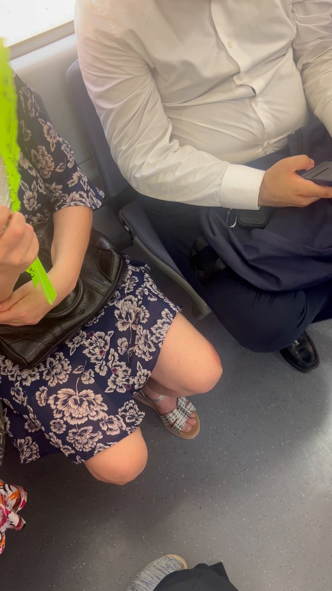Valencia, Julio, plena ola de calor y los cercanías hasta arriba debido a retrasos y averias y sin aire acondicionado Oscar Puente Un día miras a tu alrededor i te ves en el tercer mundo a la vez que pagas un pastizal en impuestos, se llama MISERIA Y ESTADO FALLIDO.