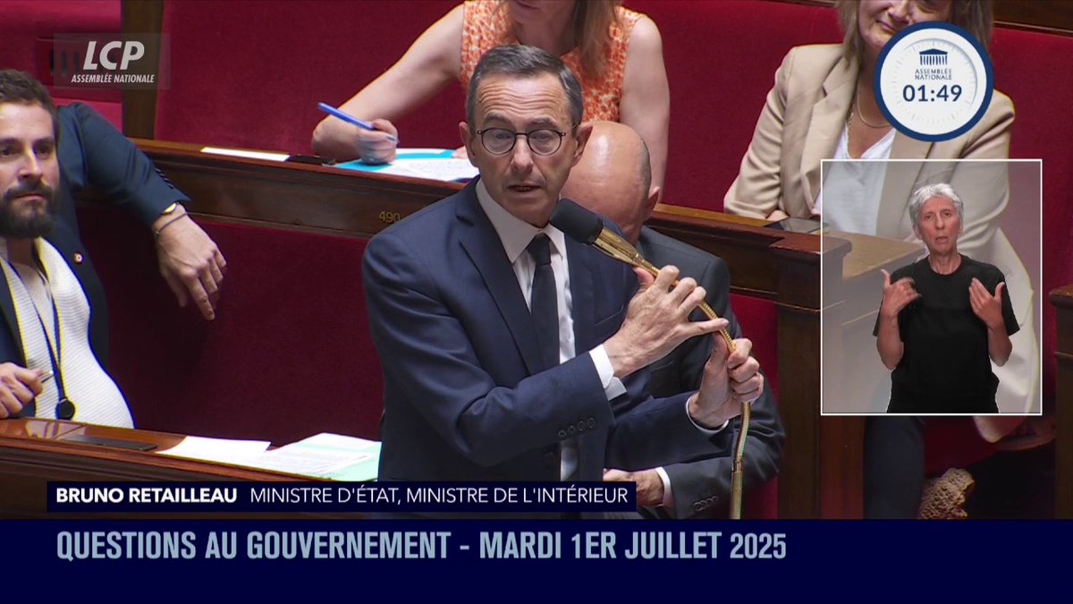 "Vous me gratifiez de nombreuses attaques et voyez-vous, j'y vois plutôt une marque d'intérêt", ironise Bruno Retailleau qui répond au Rassemblement national. "Mieux vaut faire envie que faire pitié". #DirectAN #QAG