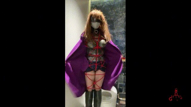 这次是三段拼接的视频 第一段拍摄于七年前 因为出了点意外所以一直被小诡雪藏 直到最近有位铁粉执意要看当时同款衣服的重演视频 为了凑时长 这才得以让小诡解冻了这部视频 自缚有风险 去公厕需谨慎~🤣📷 感谢铁粉们的支持：：