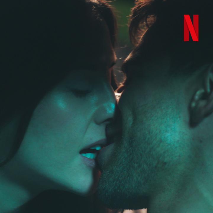 Atrapada en un matrimonio controlador, una mujer encuentra escape en un amor prohibido con un hombre más joven… hasta que la pasión se convierte en un juego mortal de supervivencia. La serie 'Pecados Inconfesables' llega el 30 de julio, solo en Netflix.