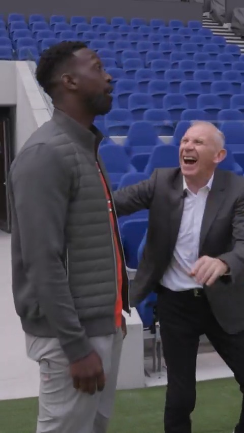 "That is a big upgrade!" 🤩 Ahead of next month's #PLSS game at Soldier Field, Chicago Bears legend Charles Tillman met one of our own – Peter Reid 💙 – for guided tours of Hill Dickinson Stadium and Goodison Park. 🇺🇸
