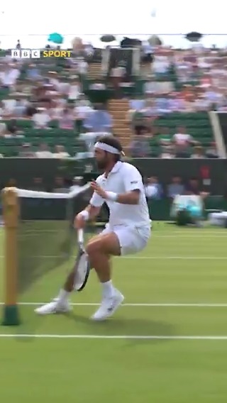 The touch and the balance! 👌 Hats off to Nikoloz Basilashvili for this delicate shot 👏 #Wimbledon