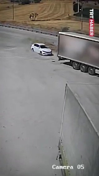 Manisa'da park halindeki tıra çarpan otomobildeki baba ve 3 çocuğu hayatını kaybetti.