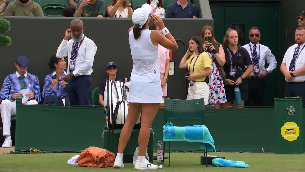 Winning at #Wimbledon again 🤩 Iga Swiatek returns to SW19 with a 7-5, 6-1 win against Polina Kudermetova to advance to the second round 💪