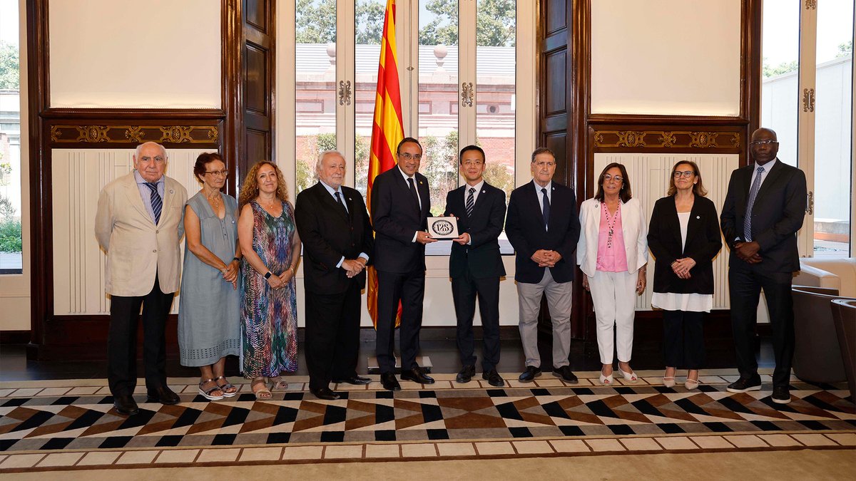 🤝 Visita institucional al Parlament de Catalunya La comissió institucional del 125è aniversari continua promovent la celebració de l’aniversari del club. #RCDE125