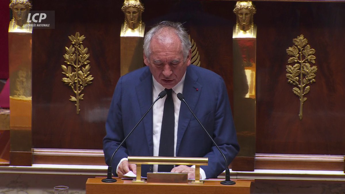 Retraites : "L'âge de la suppression de la décote sera fixé non plus à 67 ans, mais à 66 ans et demi", note François François Bayrou. "Je sais bien que 6 mois dans la vie pour vous ça n'a aucune importance", dit-il en réaction aux protestations venant des bancs. #DirectAN #Censure