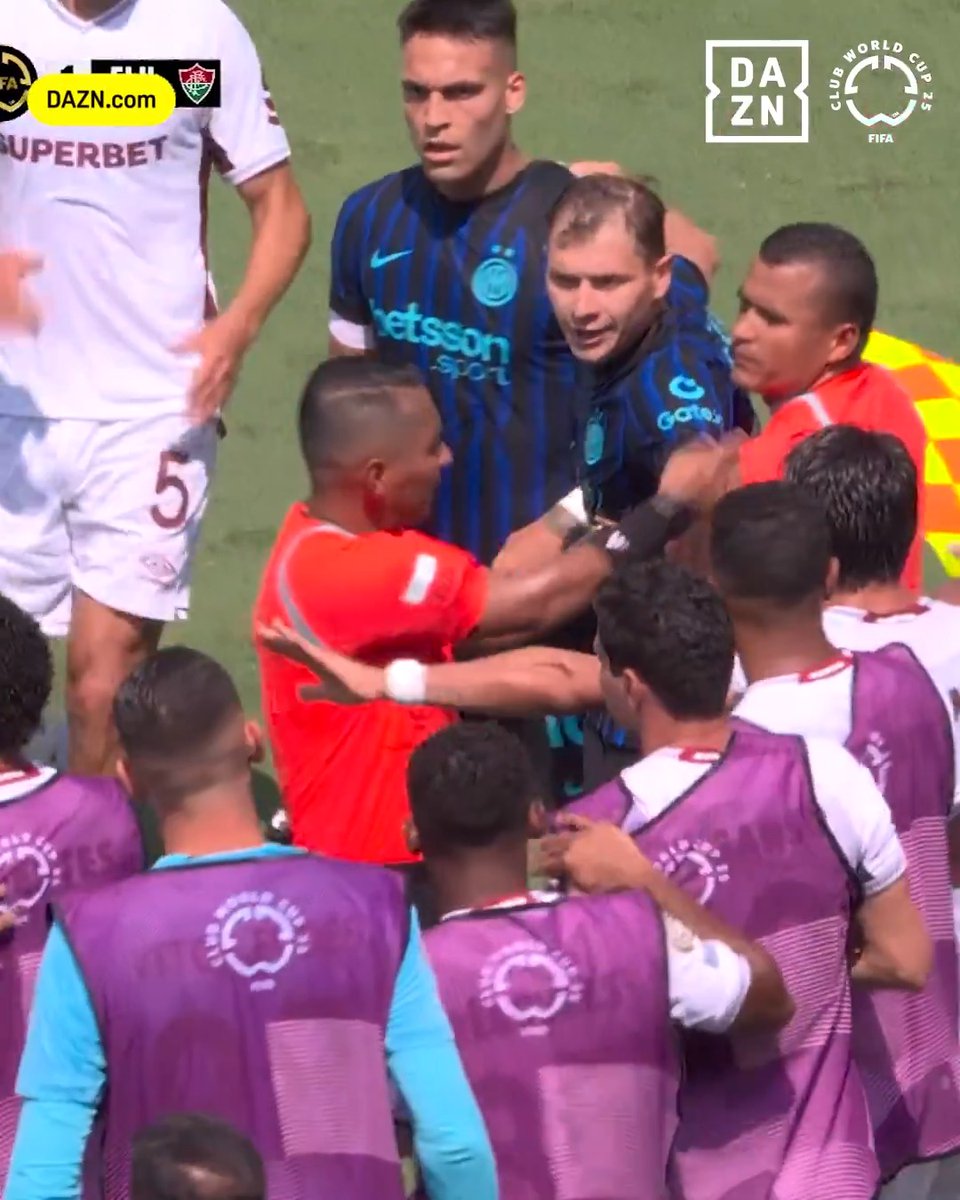 Si scatena una 𝐦𝐚𝐱𝐢 𝐫𝐢𝐬𝐬𝐚 in #InterFluminense 🧨 Il motivo è assurdo: l'allenatore Portaluppi calcia via il pallone di Mkhitaryan 😳😱 #Inter #FIFACWC #DAZN