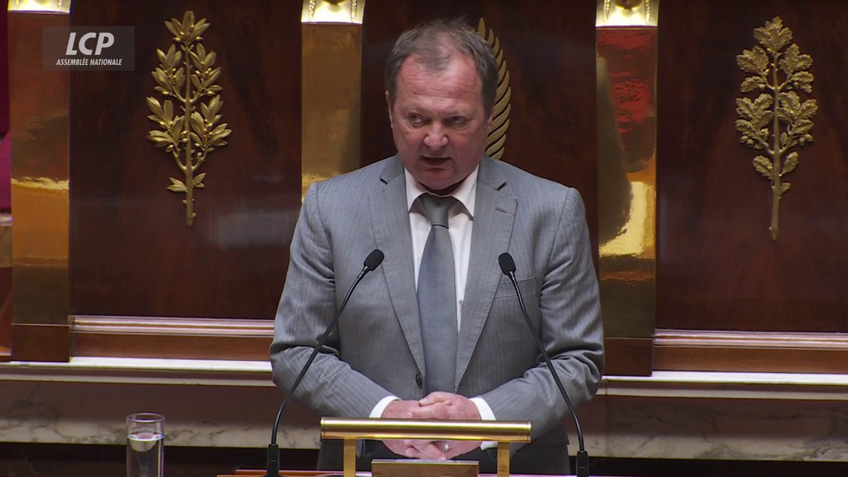"Ne dites pas à quelqu'un comme moi et à mes collègues que nous ne connaissons pas le monde du travail. Nous le vivons tous les jours dans notre chair, dans notre famille", dit l'élu communiste Stephane Peu à François François Bayrou. "Nous voterons la censure." #DirectAN #Censure
