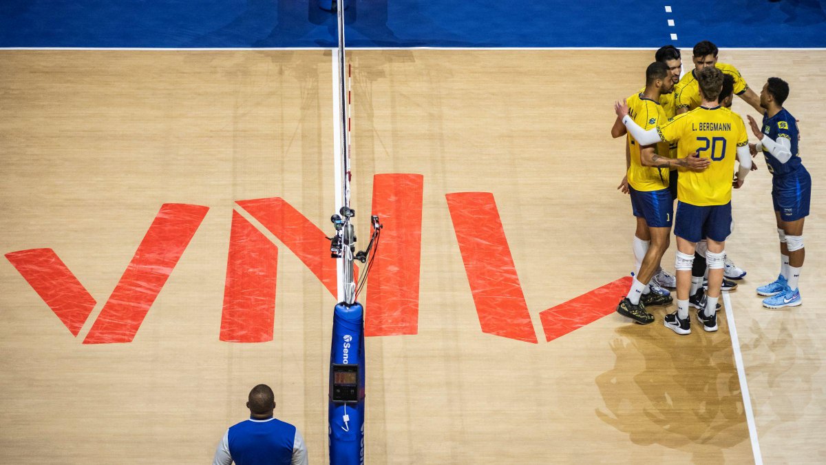 #VNL2025: BRAZIL 🇧🇷 ON TOP! 🔝🔥 Six straight wins and a 7-1 record put the boys in the lead — with momentum on their side. 💪🏆 📺 Watch #VNL live on VBTV: 🏐 #BePartOfTheGame #Volleyball #Volei