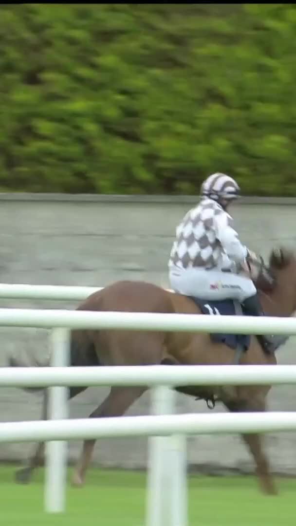 "Unfortunately, my mother owns her!" 3yo filly Lady Mary Heath has her own ideas about things and some good patter here between Fran Berry and kevinoryan at Roscommon Racecourse earlier 🤣