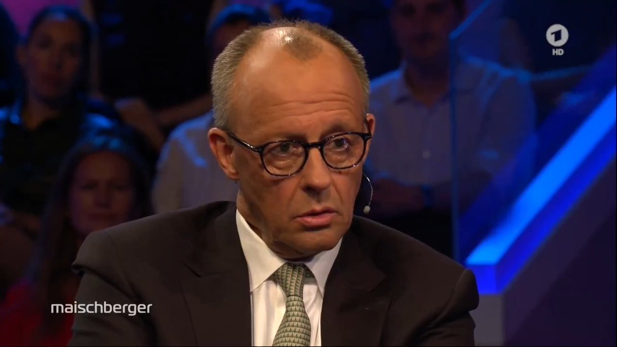 „Als @Bundeskanzler der Bundesrepublik Deutschland fange ich doch nicht an, zu schmeicheln”, sagt Friedrich Merz zum Umgang mit Donald #Trump. Ihm gegenüber trete er „mit dem notwendigen Respekt, aber natürlich auch mit dem notwendigen Selbstbewusstsein” auf. #maischberger