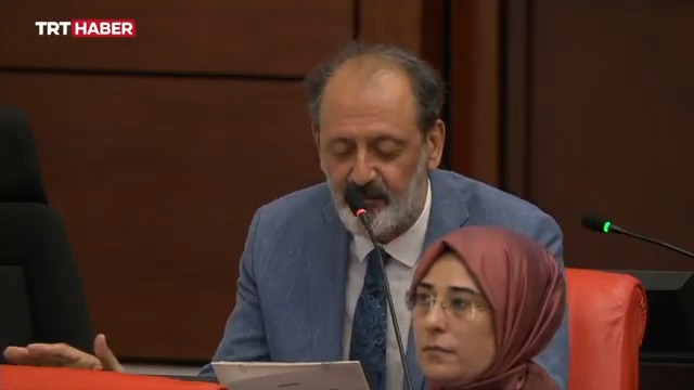 AK Parti İstanbul Milletvekili Yücel Arzen Hacıoğulları, dini değerleri aşağılayan alçak karikatüre Meclis’te Salat-ı Ümmiye’yi okuyarak tepki gösterdi.